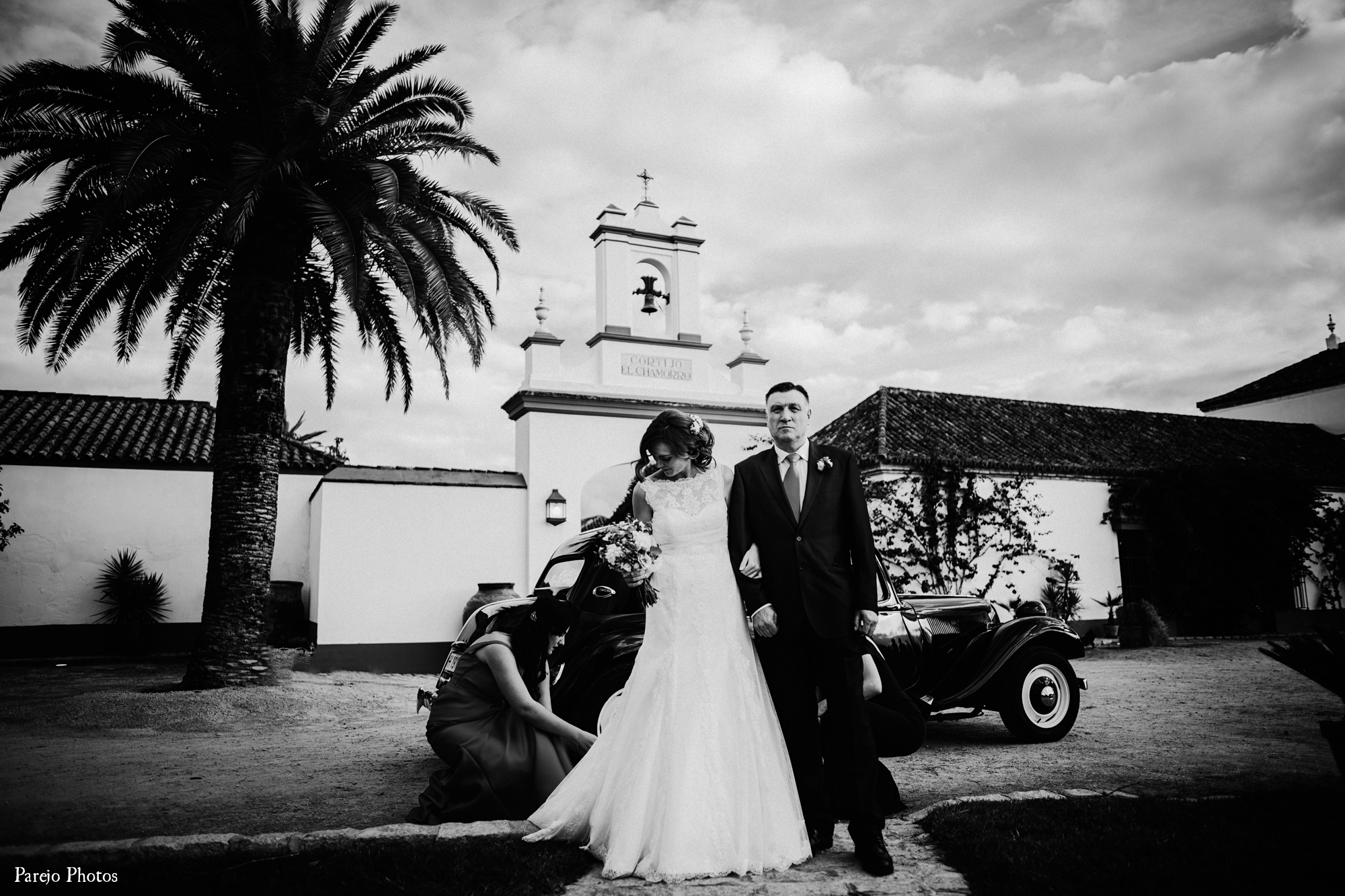 salida de la novia del coche de alquiler de sevilla clasicos. Alquiler del coche antiguo para novia en su boda.