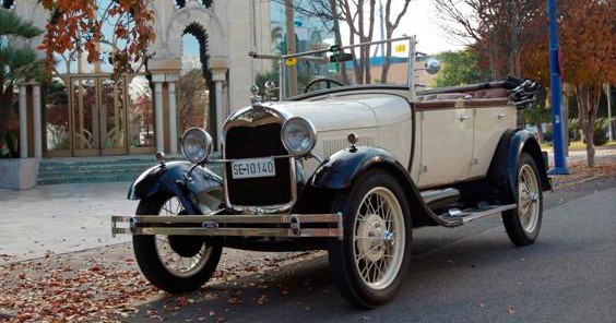 alquiler de coche clasico para novias el día de su boda. Este coche antiguo es un Ford A descapotable en color beige y marron.sevilla clasicos