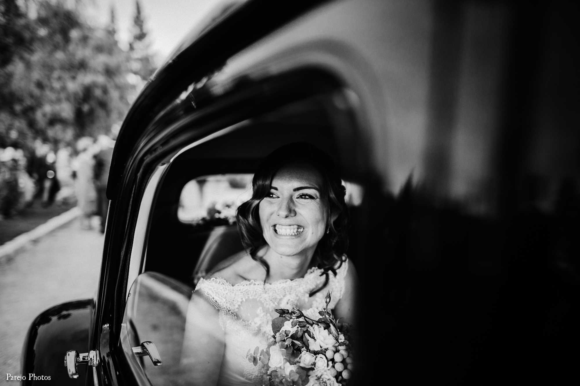 novia en el coche clasico alquilado para su boda en sevilla